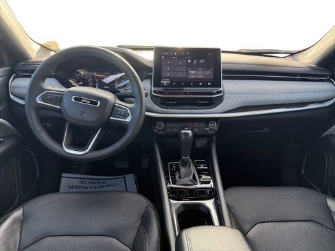 Used 2023 Jeep Compass Latitude image 10