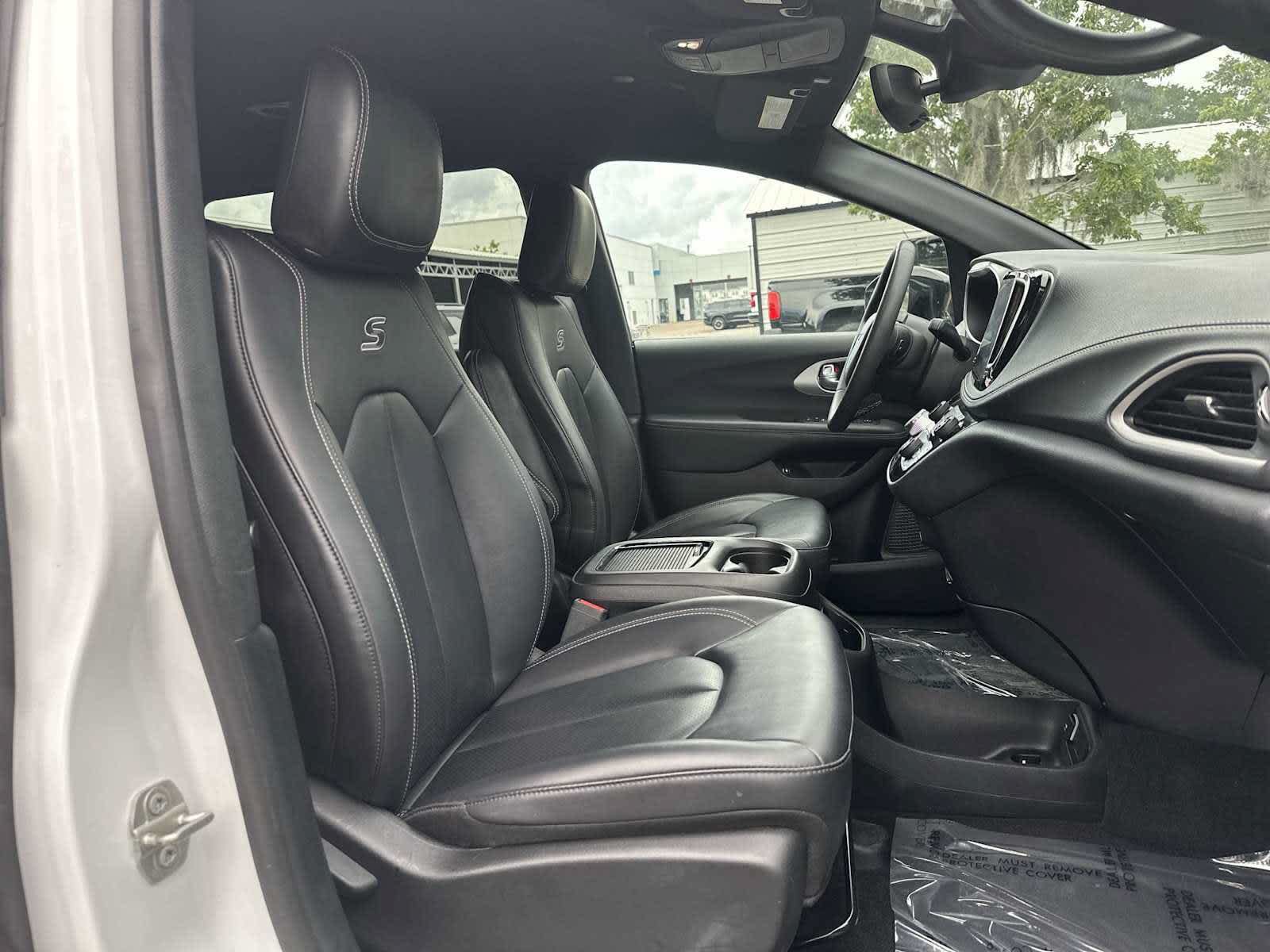 Used 2024 Chrysler Pacifica Limited FWD image 19