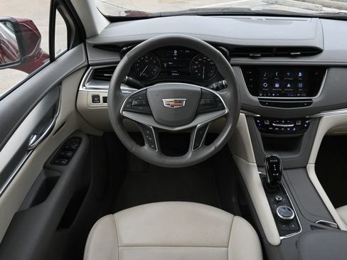 Certified 2022 Cadillac XT5 Premium Luxury w/ Technology Package FWD image 9