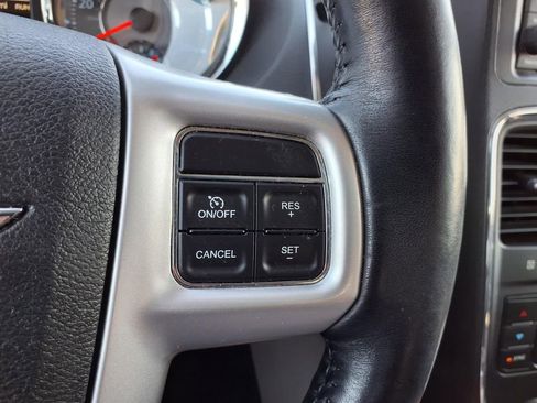 Used 2016 Chrysler Town & Country Touring w/ Driver Convenience Group FWD image 12