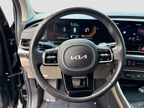 Used 2025 Kia Carnival FWD image 11