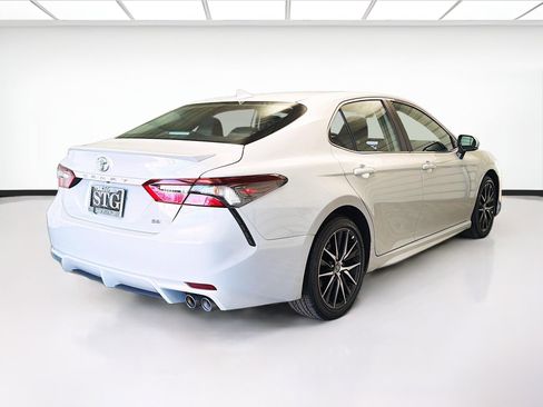 Used 2024 Toyota Camry SE image 4