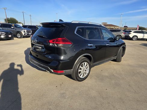 Used 2017 Nissan Rogue SV image 3