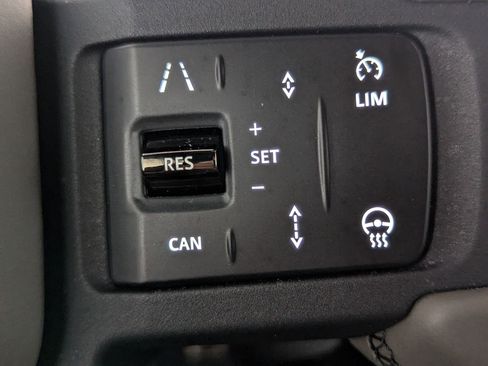 Certified 2025 Land Rover Defender 110 image 40