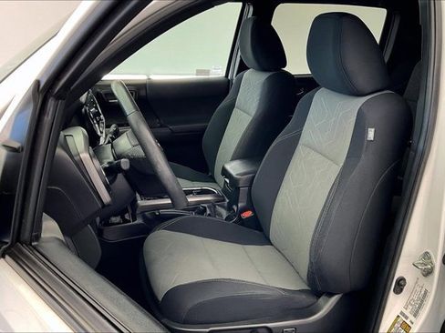 Used 2022 Toyota Tacoma TRD Off-Road image 18