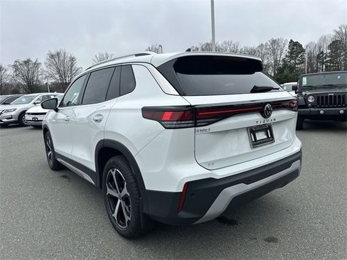 New 2026 Volkswagen Tiguan SE image 3