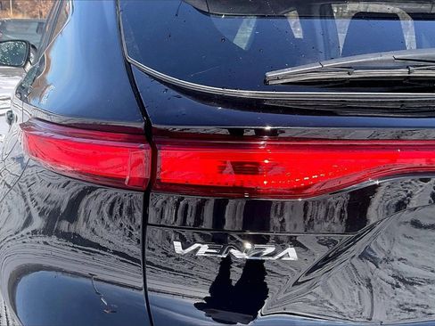 Used 2022 Toyota Venza LE image 25