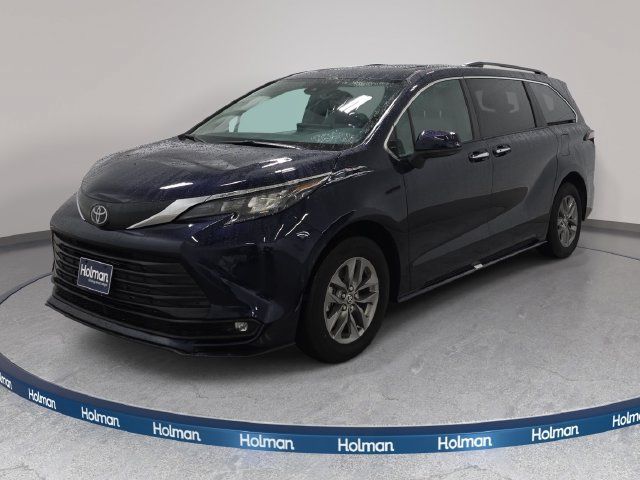 Certified 2026 Toyota Sienna XLE FWD image 1
