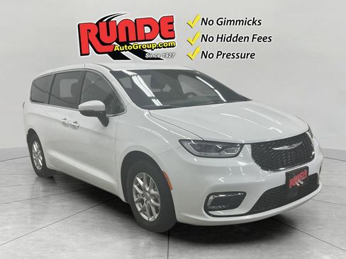 Used 2023 Chrysler Pacifica Touring FWD image 7