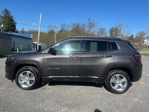 Used 2024 Jeep Compass Latitude AWD/4WD image 12