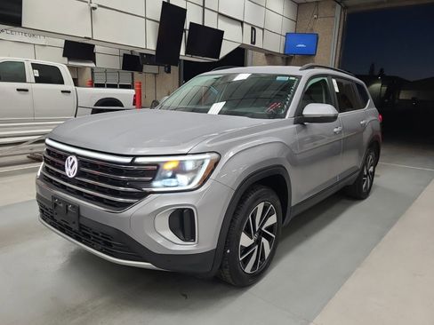 Used 2025 Volkswagen Atlas SE image 2