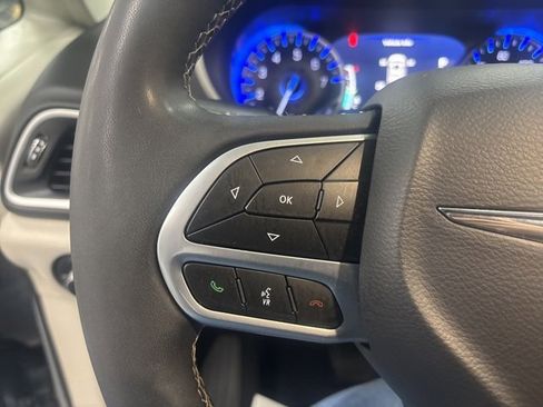 Used 2024 Chrysler Pacifica Touring-L image 20