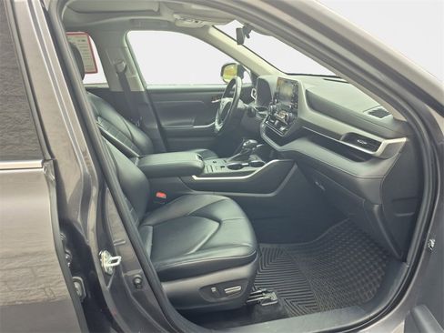 Used 2022 Toyota Highlander XLE image 19