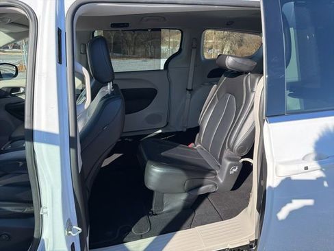 Used 2024 Chrysler Pacifica Touring-L image 14