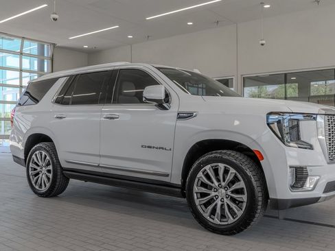 Used 2021 GMC Yukon Denali w/ Denali Premium Package AWD/4WD image 12
