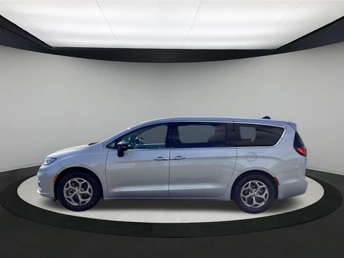 Used 2024 Chrysler Pacifica Limited image 5