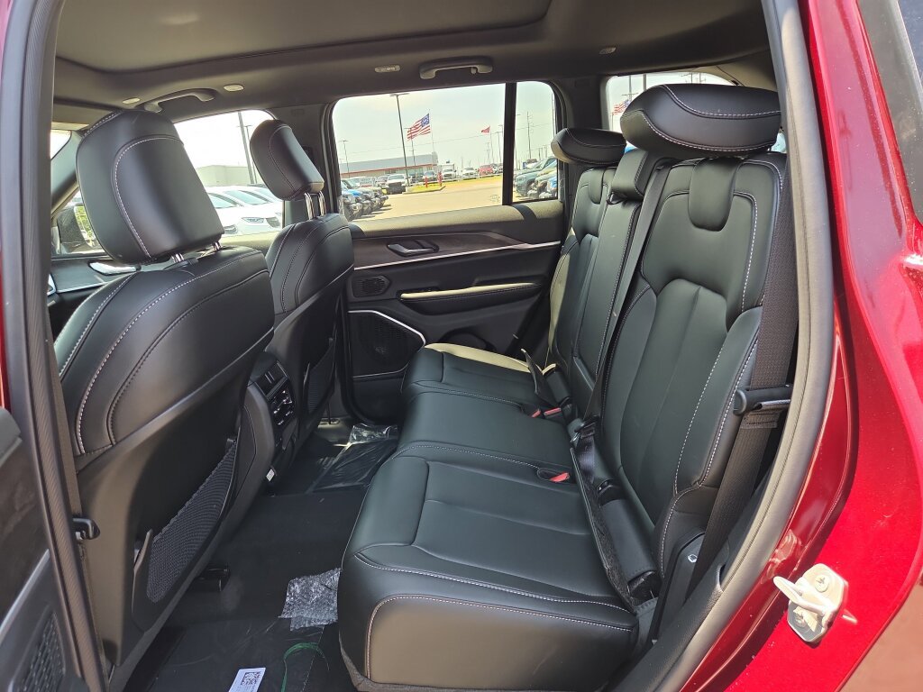 New 2026 Jeep Grand Cherokee Limited w/ Limited Altitude Package RWD image 7
