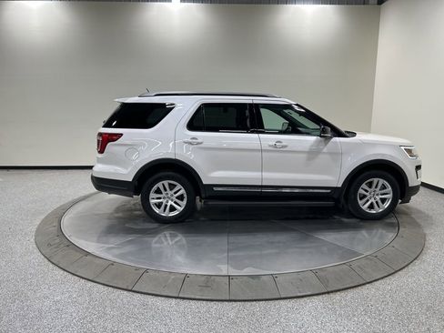 Used 2018 Ford Explorer XLT w/ Equipment Group 202A image 5