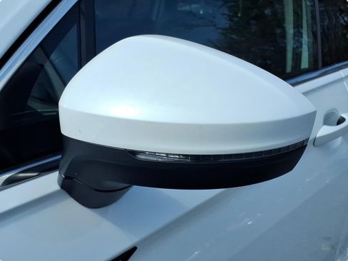 Used 2023 Volkswagen Tiguan SE image 5