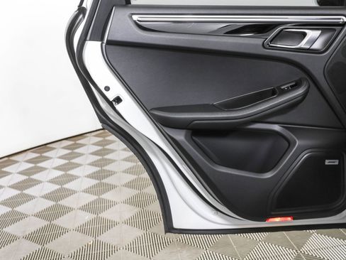 Used 2021 Porsche Macan image 38