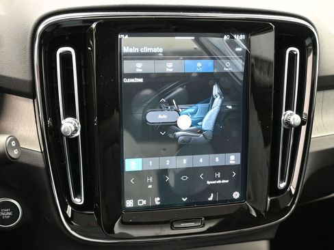 New 2025 Volvo XC40 B5 Core w/ Climate Package AWD/4WD image 14