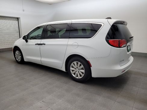 Used 2020 Chrysler Voyager L FWD image 3