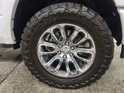 Used 2024 RAM 1500 Laramie AWD/4WD image 9