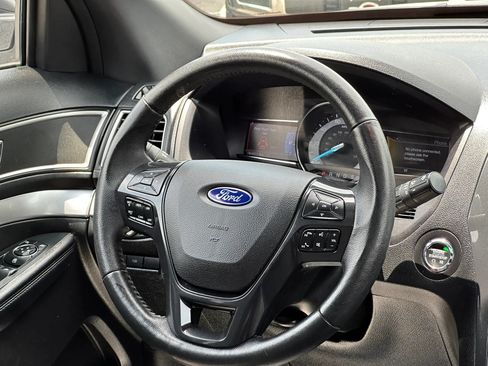 Used 2017 Ford Explorer XLT w/ Equipment Group 202A AWD/4WD image 18