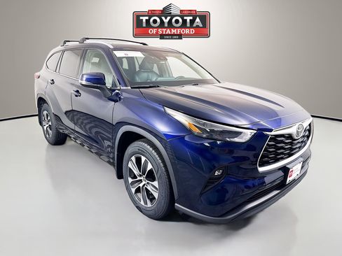 Certified 2022 Toyota Highlander XLE image 1