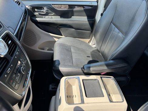 Used 2016 Chrysler Town & Country Touring image 16