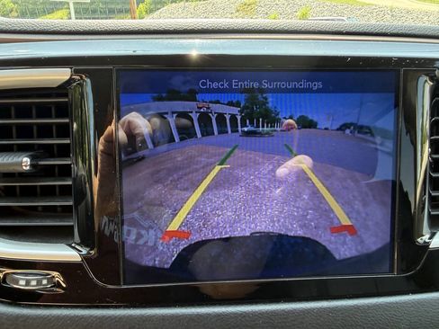 Used 2017 Chrysler Pacifica Touring-L w/ Tire & Wheel Group FWD image 12