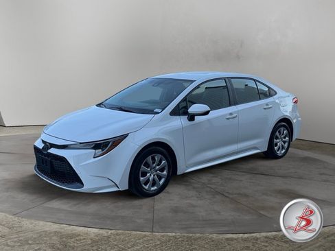 Used 2021 Toyota Corolla LE image 3