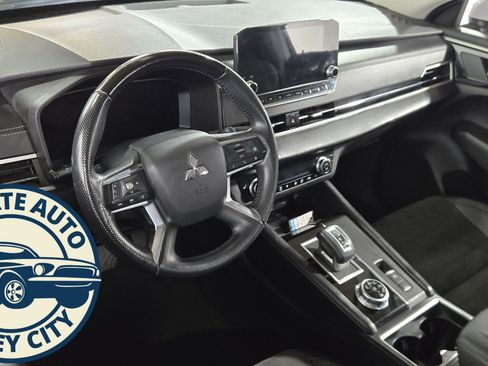 Used 2022 Mitsubishi Outlander SE image 10