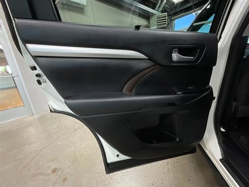 Used 2016 Toyota Highlander XLE image 19
