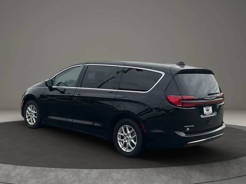 Used 2023 Chrysler Pacifica Touring-L FWD image 3