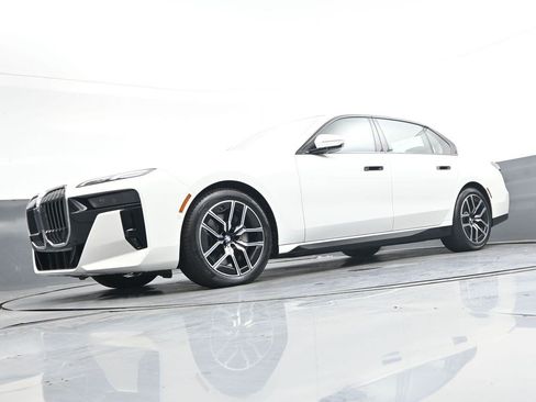 Used 2024 BMW 740i xDrive AWD/4WD image 32