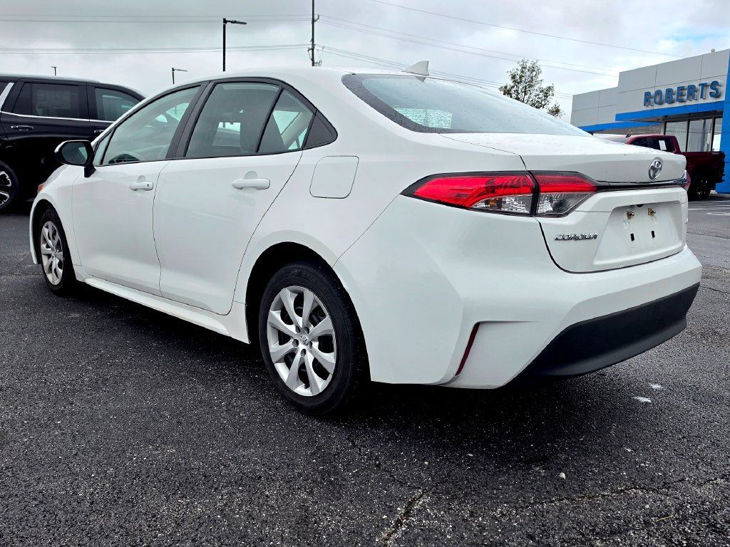 Used 2025 Toyota Corolla LE FWD image 4