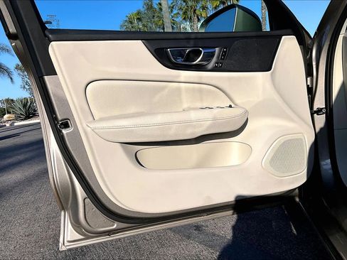 Used 2020 Volvo S60 T5 Momentum image 21