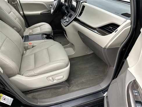 Used 2015 Toyota Sienna XLE image 26