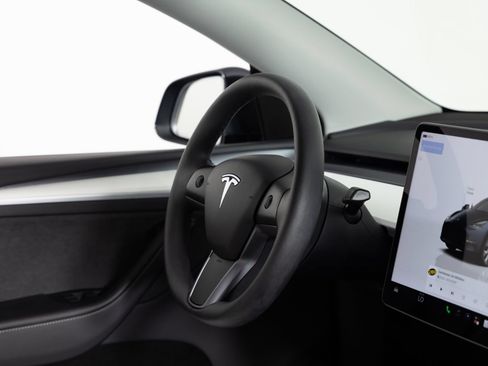 Used 2024 Tesla Model Y Long Range AWD/4WD image 25