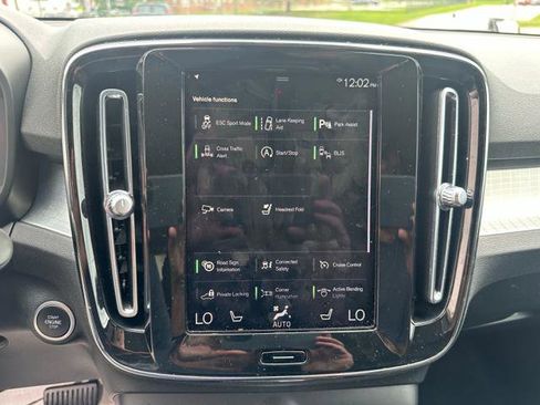 Used 2021 Volvo XC40 T5 Momentum image 22