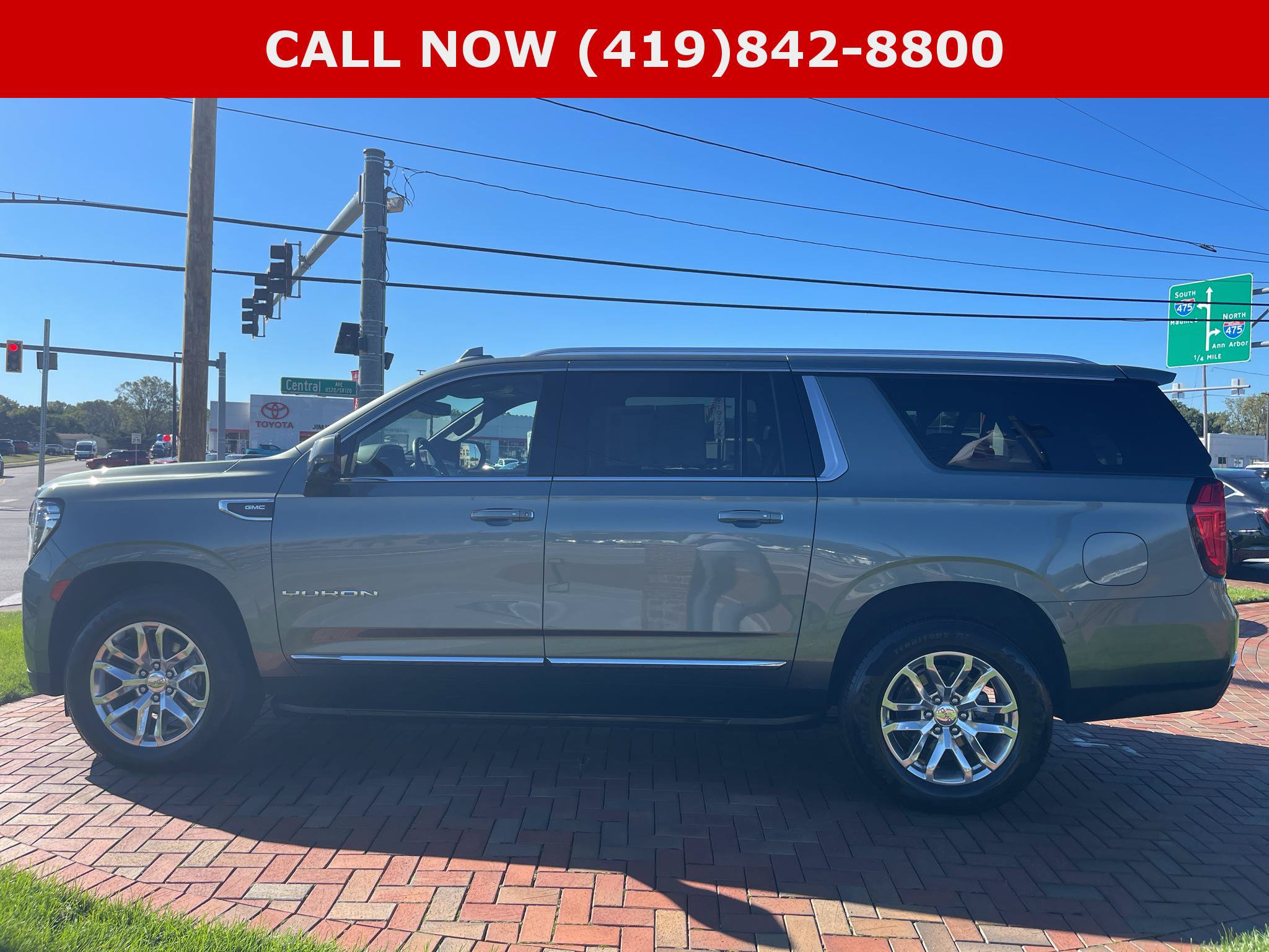 Used 2023 GMC Yukon XL SLT w/ SLT Luxury Package AWD/4WD image 11