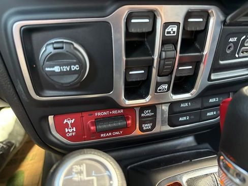 Used 2025 Jeep Wrangler Unlimited Rubicon AWD/4WD image 28
