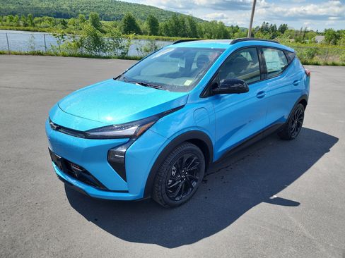 New 2027 Chevrolet Bolt RS w/ Technology Package FWD image 4