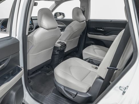 Used 2025 Toyota Grand Highlander AWD Hybrid image 28