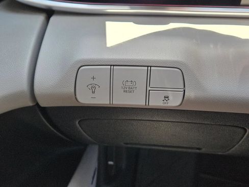 Certified 2025 Hyundai Elantra Limited FWD image 30