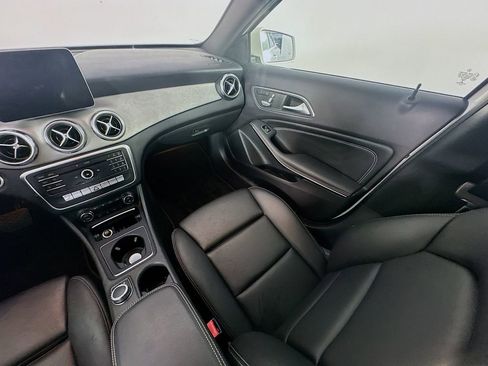 Used 2020 Mercedes-Benz GLA 250 w/ Premium Package image 11