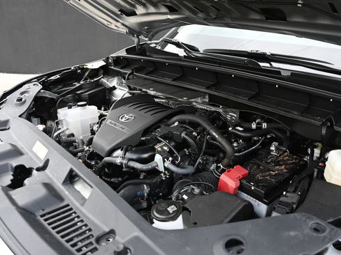 Used 2025 Toyota Highlander LE image 21