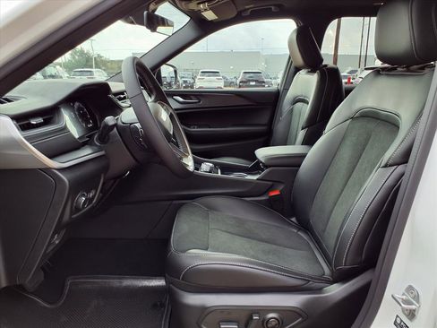 New 2025 Jeep Grand Cherokee L Altitude RWD image 12