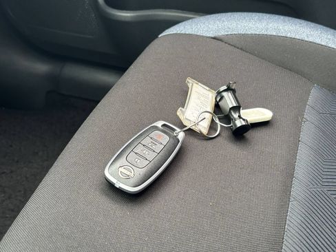 Used 2025 Nissan Versa SV FWD image 18